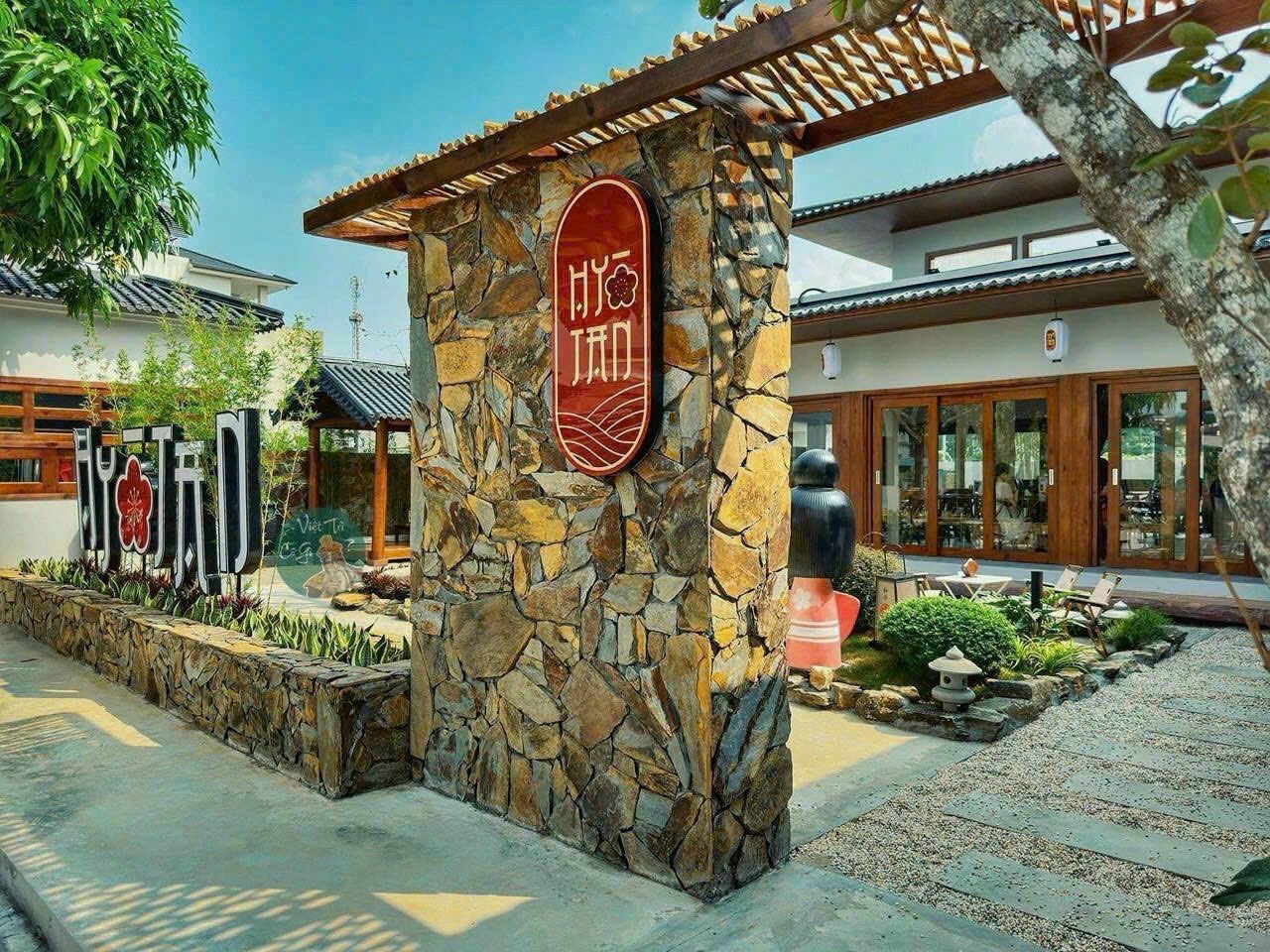 Đá chẻ bao vàng ánh kim ốp tường 3 Đá chẻ bao vàng ánh kim ốp tường