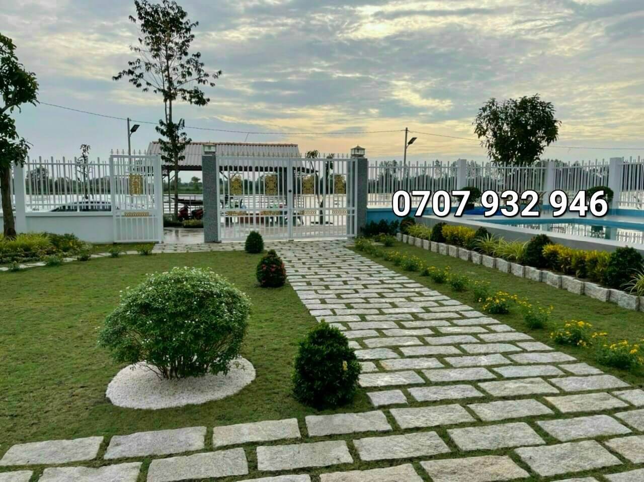đá chẻ mè trắng phước hòa lát sân 2