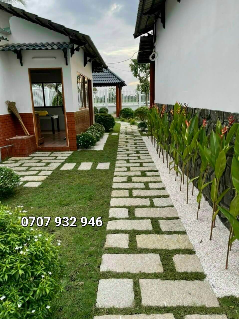 đá chẻ mè trắng phước hòa lát sân 3