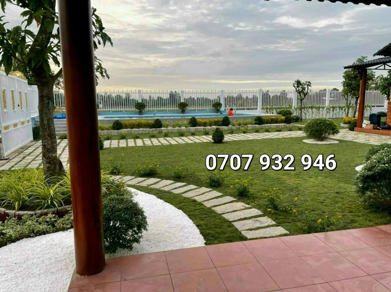 đá chẻ mè trắng phước hòa lát sân 4