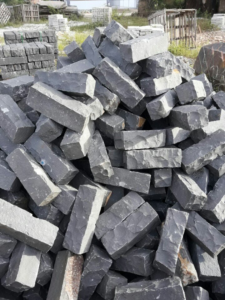 Đá chẻ cây xanh đen 10x10x20 3 Đá chẻ cây xanh đen 10x10x20